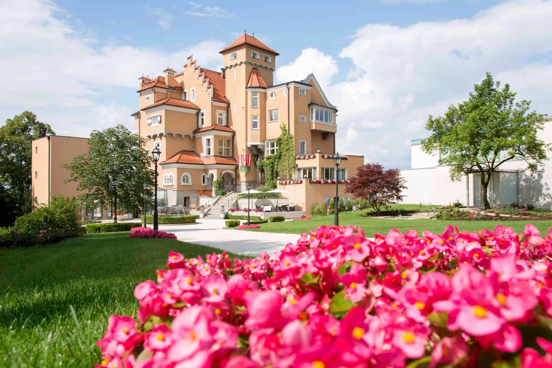 Hotel Schloss Mönchstein Einfahrt